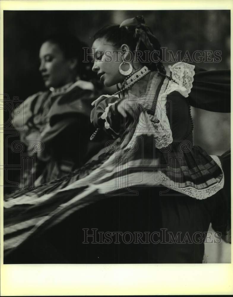 1988 Press Photo Ballet Folklorico performing at San Antonio Festival, Texas- Historic Images