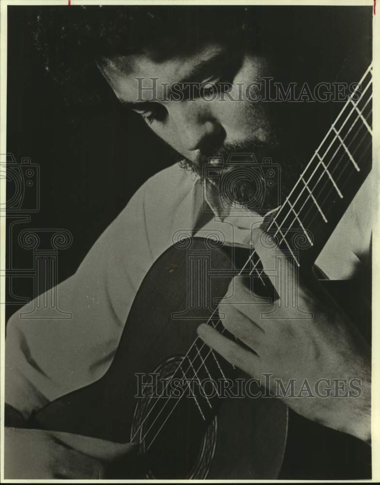 1980 Press Photo Classical Guitarist Manuel Barrulco at Trinity University Hall- Historic Images