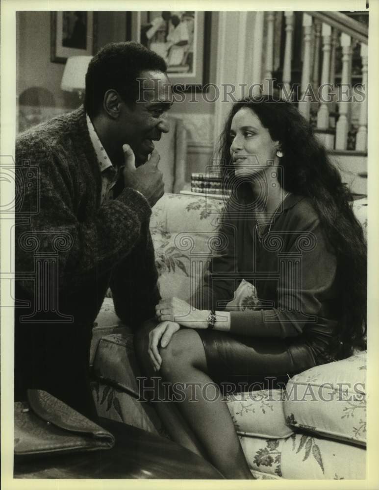 1985 Press Photo Actors Bill Cosby and Sonja Braga in &quot;The Cosby Show&quot; on NBC-TV- Historic Images