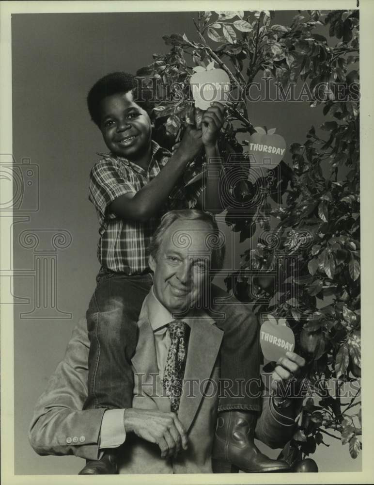 1981 Press Photo Actor Conrad Bain, Gary Coleman in "Diff'rent Strokes" on NBC- Historic Images