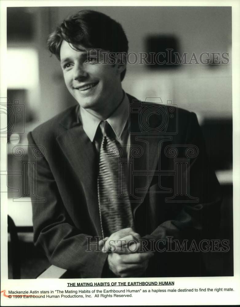 1999 Press Photo Mackenzie Astin in &quot;The Mating Habits of the Earthbound Human&quot;- Historic Images