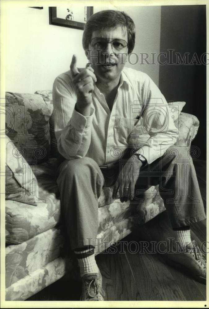 1989 Press Photo Actor Richard Backus stars in "The Cocktail Hour" in New York- Historic Images