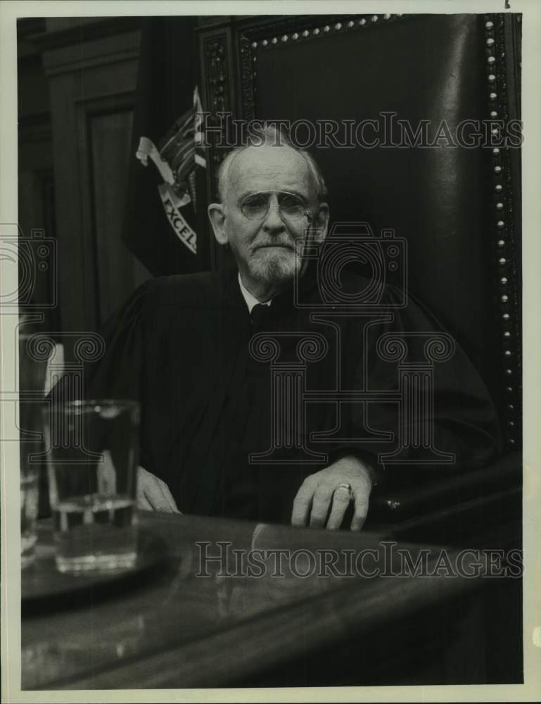 1982 Press Photo Actor Barnard Hughes as star of &quot;Little Gloria...Happy at Last&quot;- Historic Images