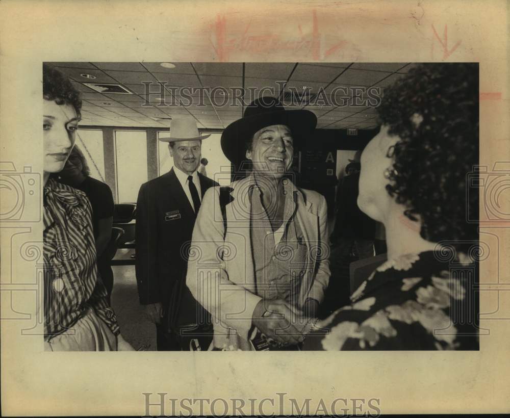 1981 Press Photo Dancer Jose Greco talking to one of the greeters at Airport- Historic Images