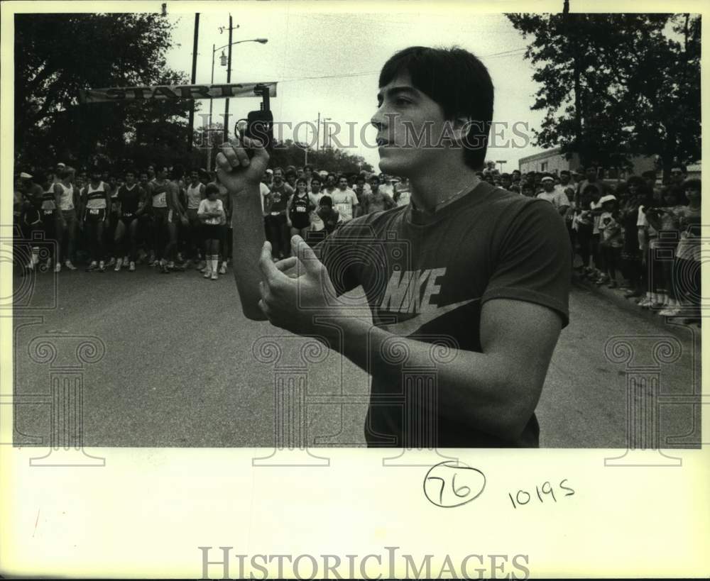 1984 Press Photo Actor Scott Baio fires gun on 5K Humanathon Race - sap24129- Historic Images