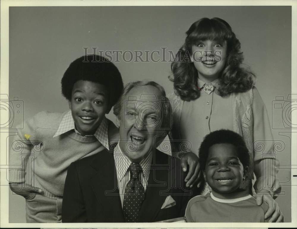 1981 Press Photo Actor Conrad Bain with co-stars in &quot;Diff&#39;rent Strokes&quot; on NBC- Historic Images