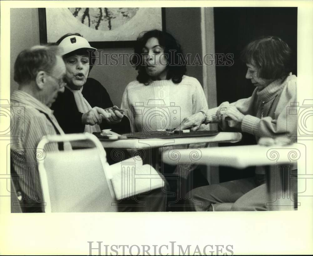 1983 Press Photo Imogene Cocan, Kaye Ballard play games at Fiesta Playhouse- Historic Images