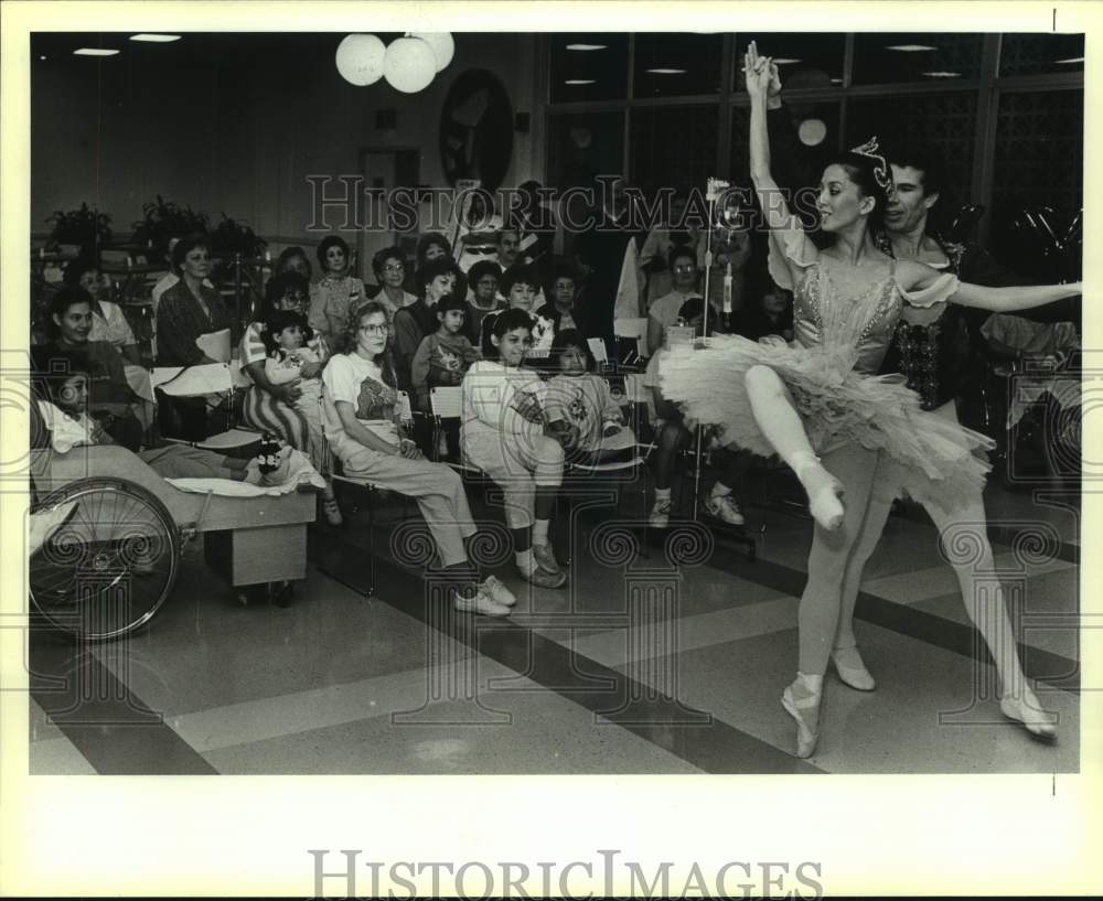 1988 Press Photo Sugar Plum Fairy performs at Santa Rosa Children&#39;s Hospital- Historic Images