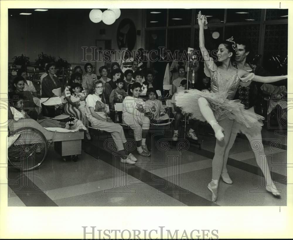 1988 Press Photo Sugar Plum Fairy performs at Santa Rosa Children's Hospital- Historic Images
