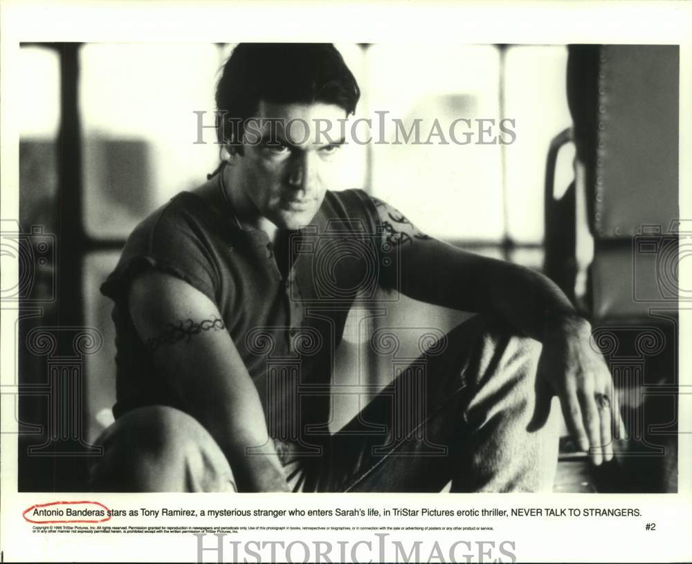 1995 Press Photo Antonio Banderas in a scene from Never Talk To Strangers.- Historic Images