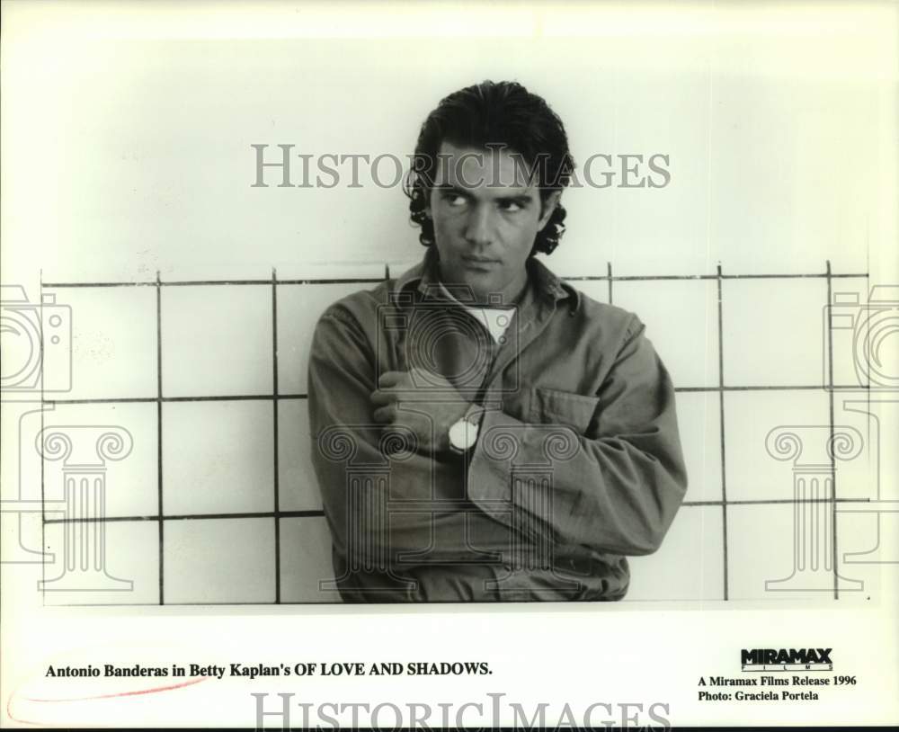 1996 Press Photo Antonio Banderas in a scene from Of Love and Shadows.- Historic Images