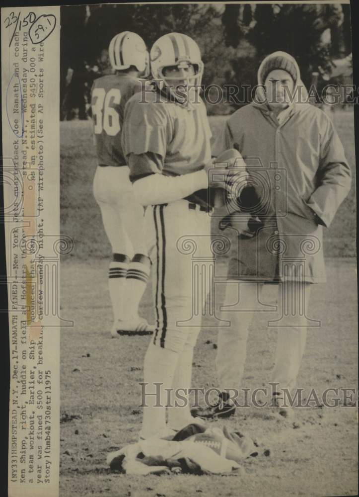 1975 Press Photo Joe Namath and Ken Shipp at Hofstra University field.- Historic Images