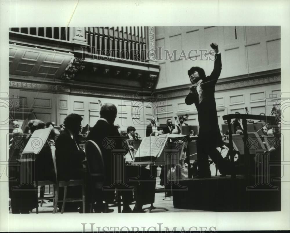 Press Photo Seiji Ozawa, Japanese orchestra conductor. - sap32070- Historic Images