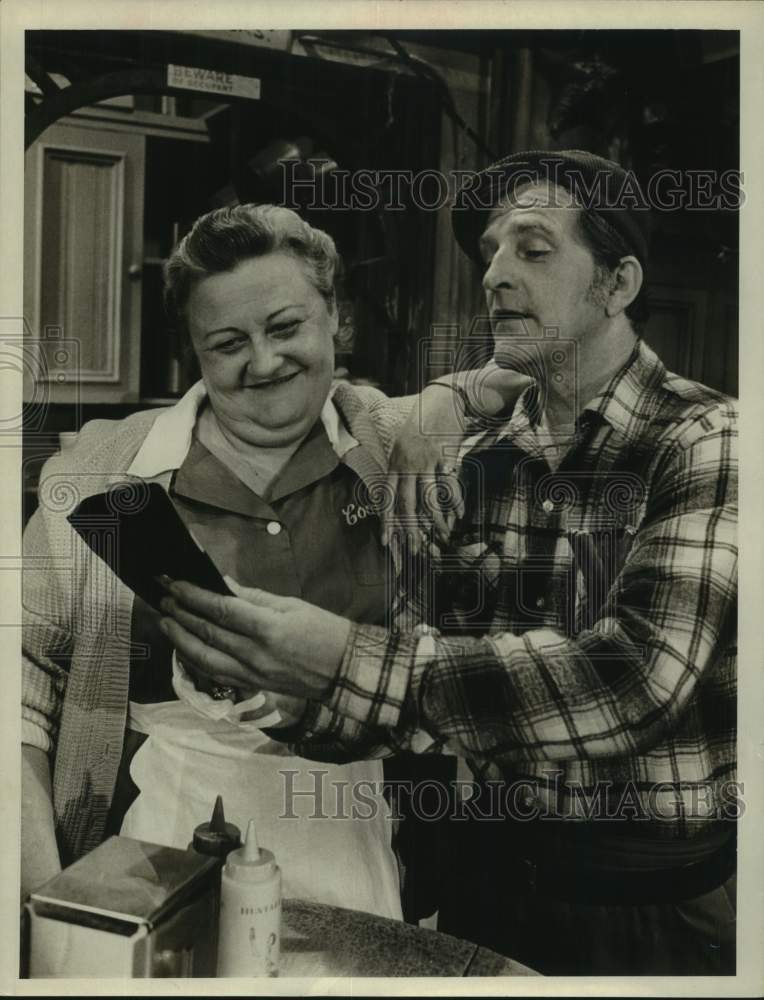 Press Photo Actress Alice Nunn with Actor in scene - sap33739- Historic Images