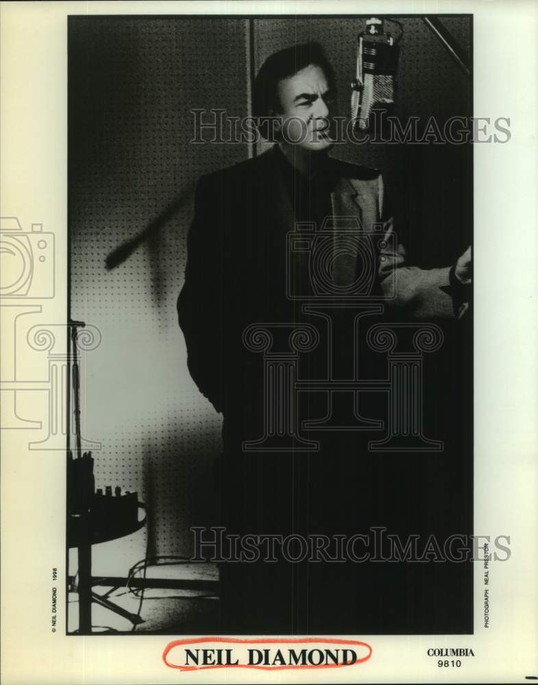 1998 Press Photo Guitarist Neil Diamond - sap34014