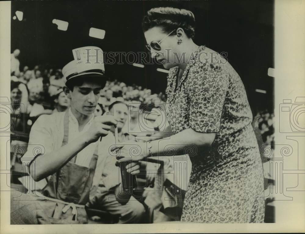 Press Photo Woman Buys Beverage From Vendor at Stadium - sap44854- Historic Images