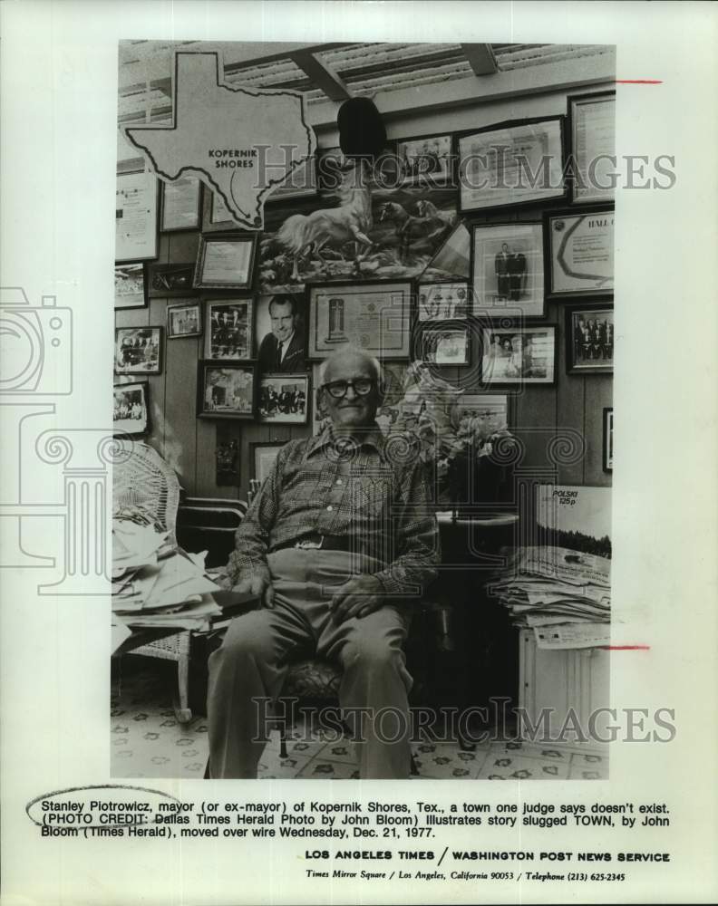 1977 Press Photo Mayor Stanley Piotrowicz, Kopernik Shores, Texas - sap46729