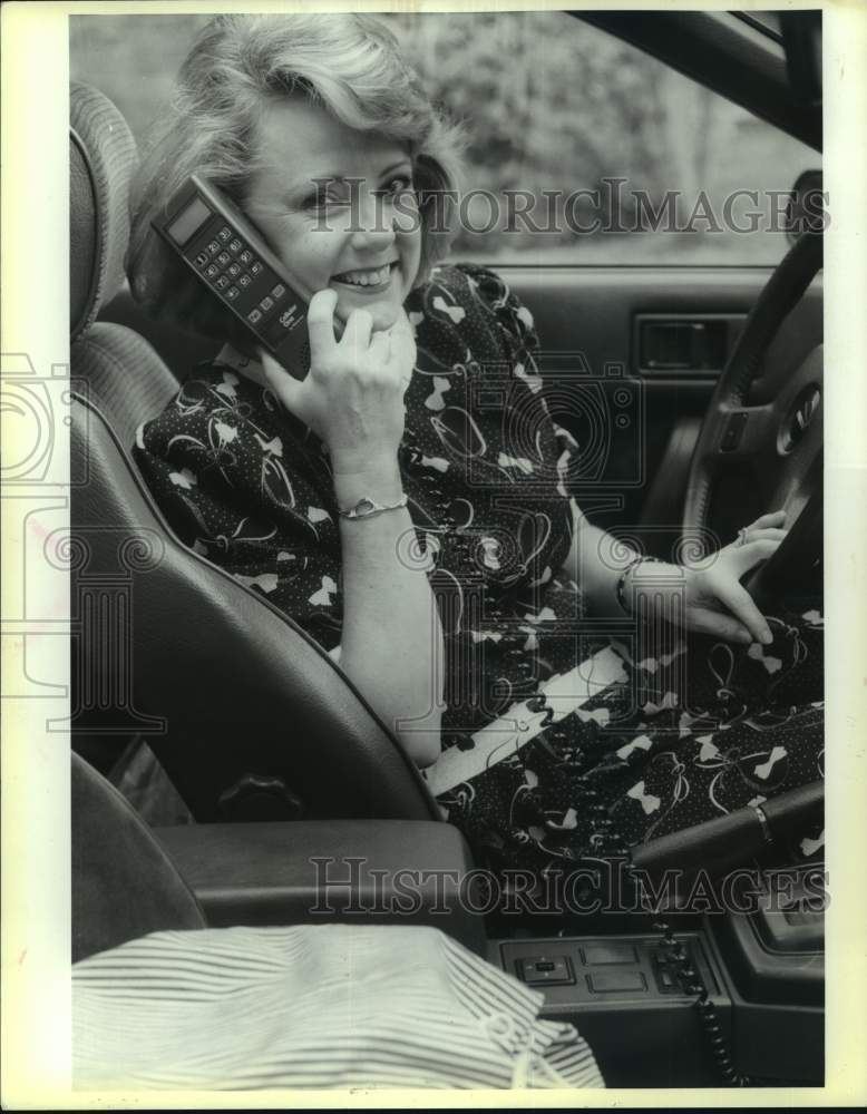 1990 Press Photo Patsy Swendson Talks on Car Phone - sap53278- Historic Images