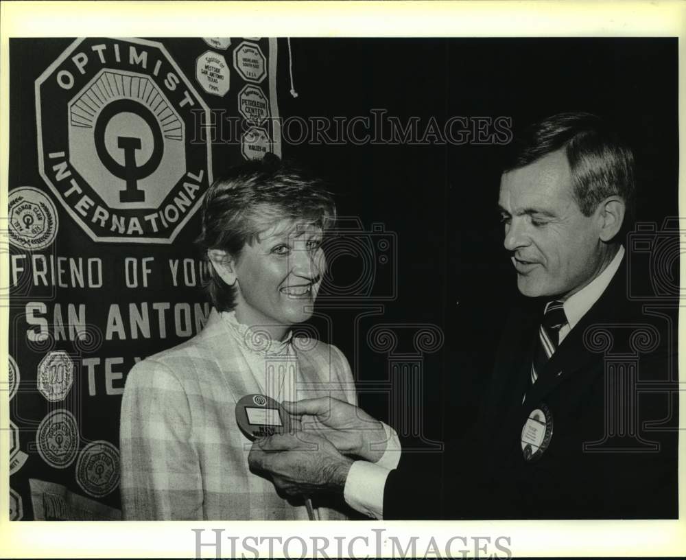 1987 Press Photo Optimist Club President Leigh Ewing Gives Susan Reed Name Badge- Historic Images