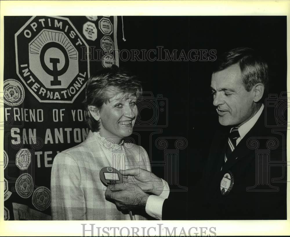 1987 Press Photo Optimist Club President Leigh Ewing Gives Susan Reed ...