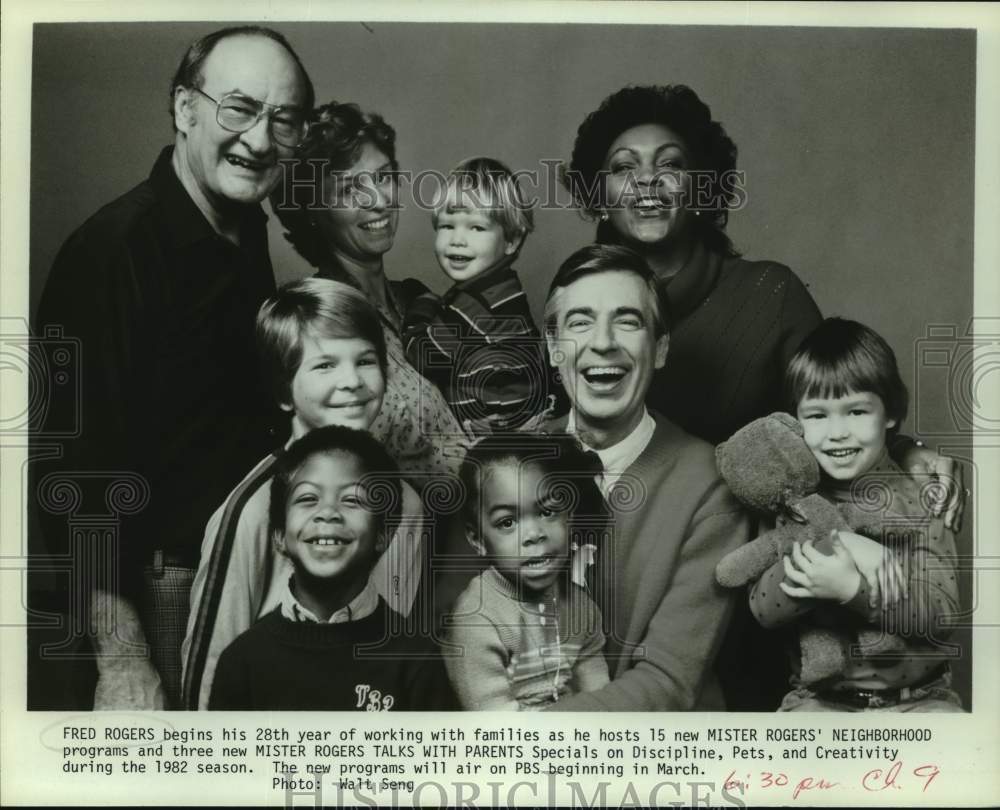 1982 Press Photo &quot;Mister Rogers&#39; Neighborhood&quot; TV Host Fred Rogers &amp; Families- Historic Images