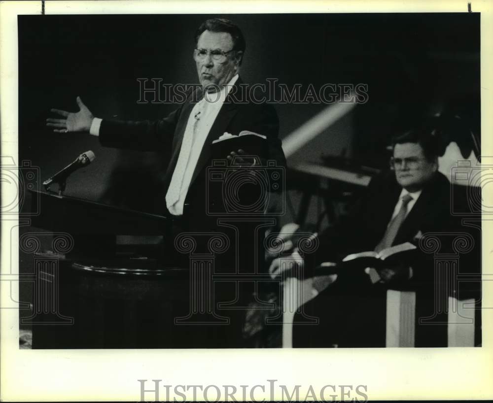 1989 Press Photo Oral Roberts Addresses Cornerstone Church With Reverend Hagee- Historic Images