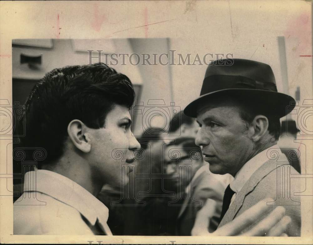 1962 Press Photo Singer and entertainer Frank Sinatra and son, Frank Jr.