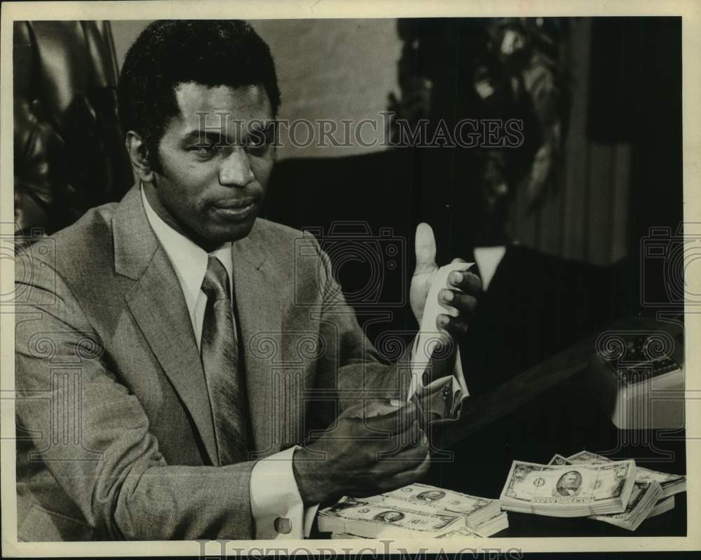 1971 Press Photo Actor Counting Money Portrays Mobster - sap59371