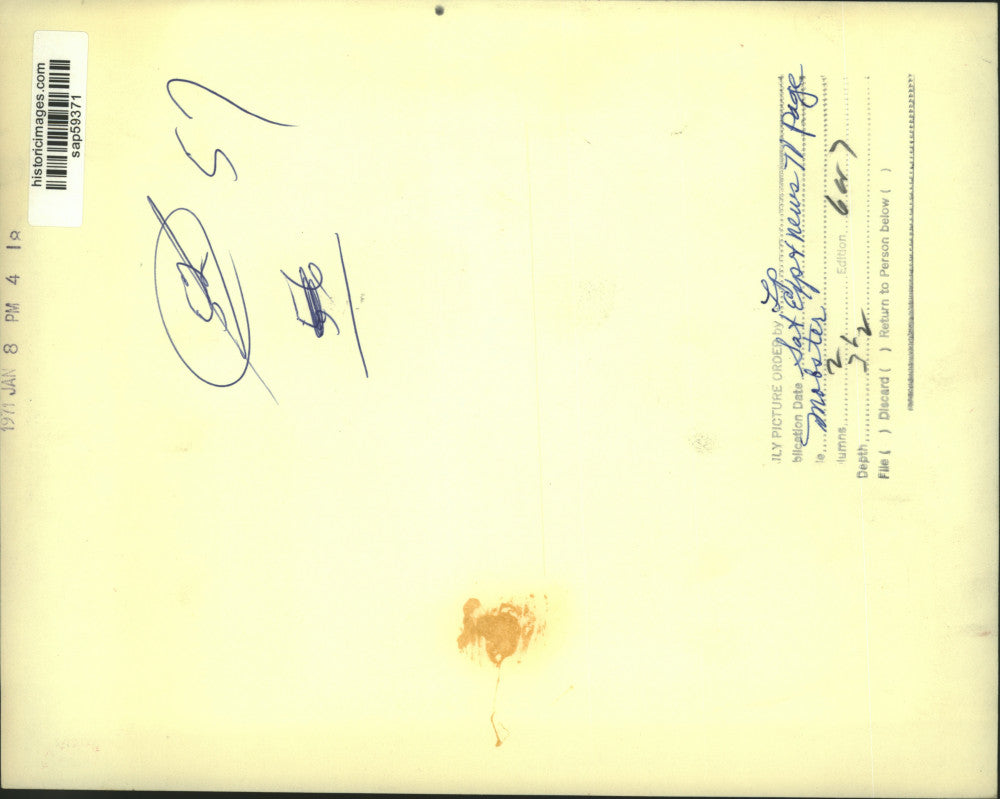 1971 Press Photo Actor Counting Money Portrays Mobster - sap59371