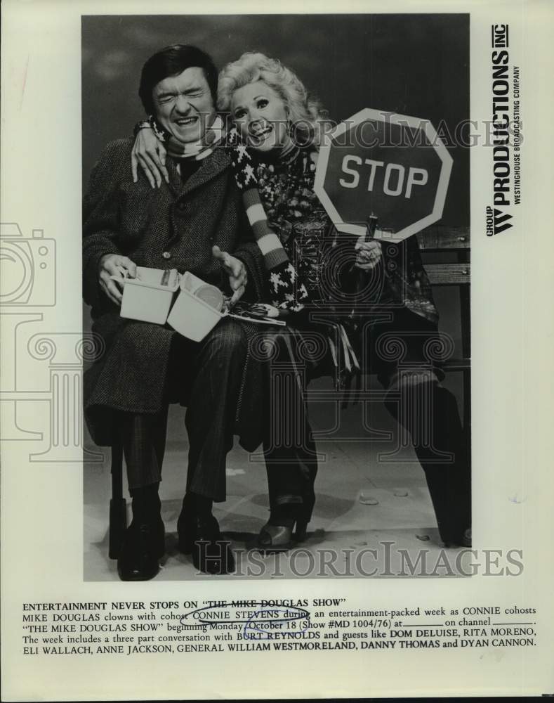 Press Photo Actress Connie Stevens &amp; TV Host Mike Douglas - sap60264- Historic Images