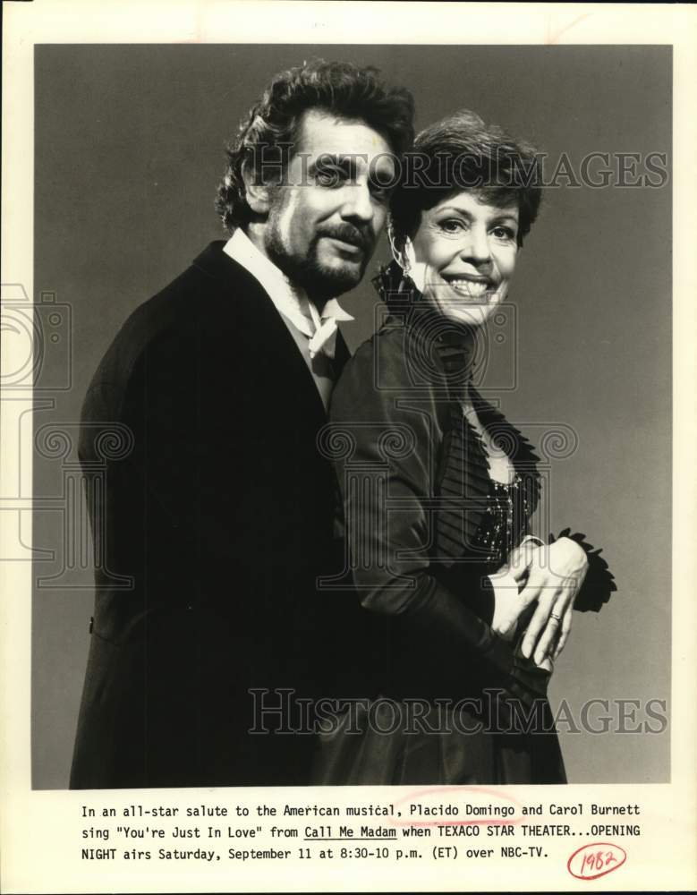 1982 Press Photo Placido Domingo &amp; Carol Burnett sing in &quot;Texaco Star Theater&quot;- Historic Images