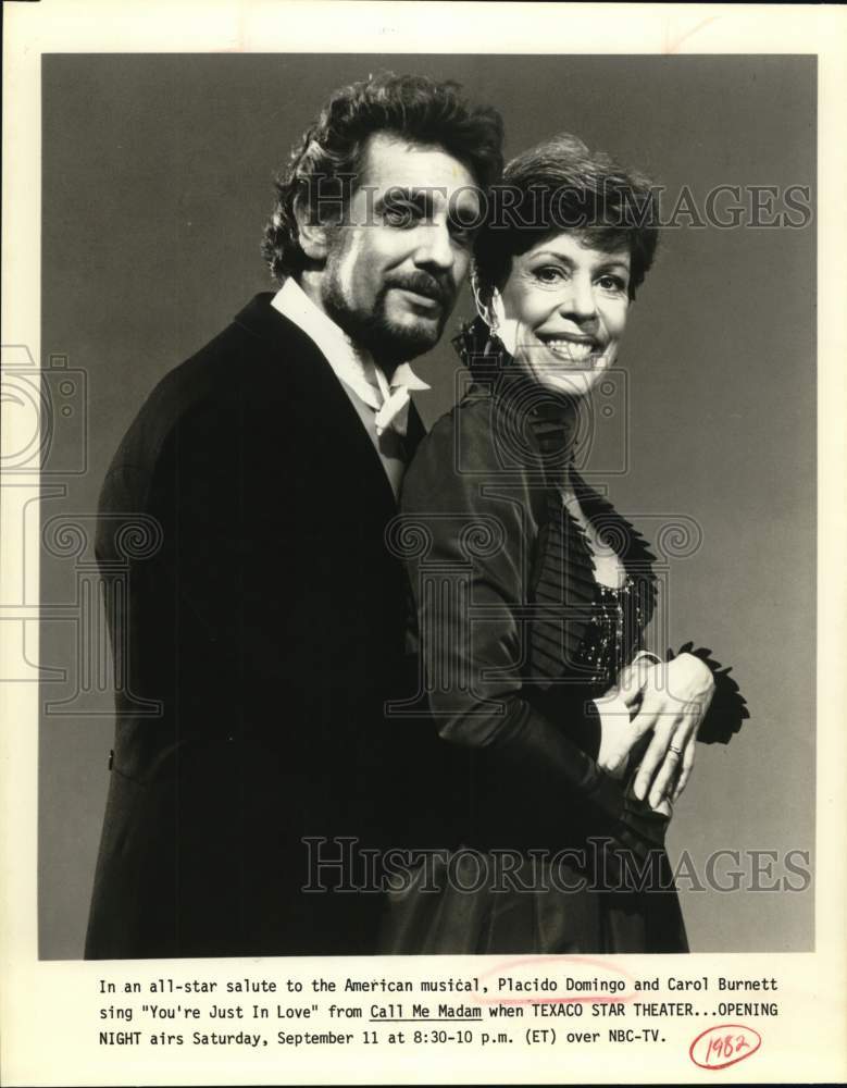 1982 Press Photo Placido Domingo & Carol Burnett sing in "Texaco Star Theater"- Historic Images