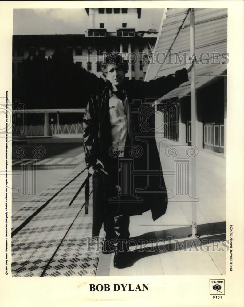 2001 Press Photo Columbia Records recording artist Bob Dylan - sap61189
