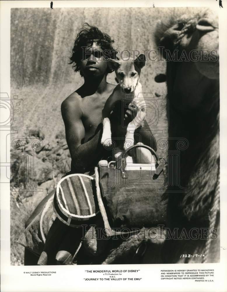 1977 Press Photo Aborigine boy and dingo dog in &quot;Journey to the Valley of Emu&quot;- Historic Images