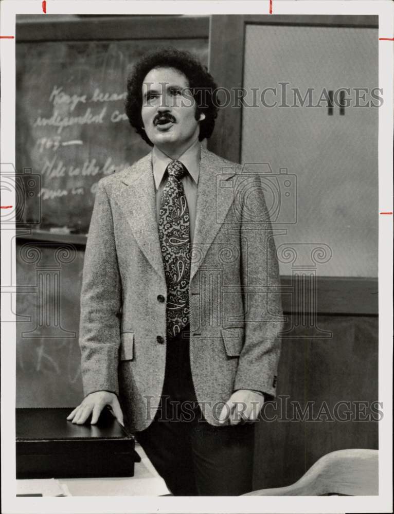 1976 Press Photo Actor Gabriel Kaplan in &quot;Welcome Back, Kotter&quot; - sap69935- Historic Images