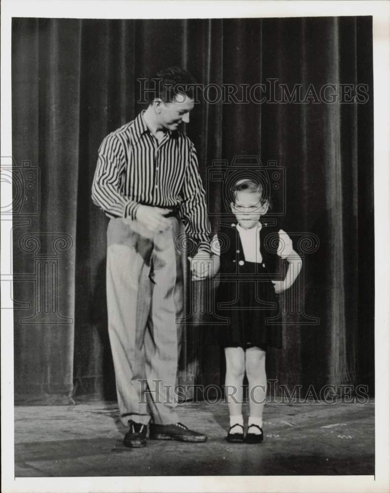 1953 Press Photo TV Host Donald O&#39;Connor &amp; Daughter Donna Rehearse Routine- Historic Images