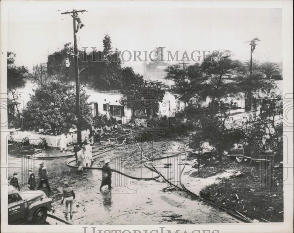 1954 Press Photo Air Force Arrives at Scene of Jet Crash, Long Beach, California- Historic Images