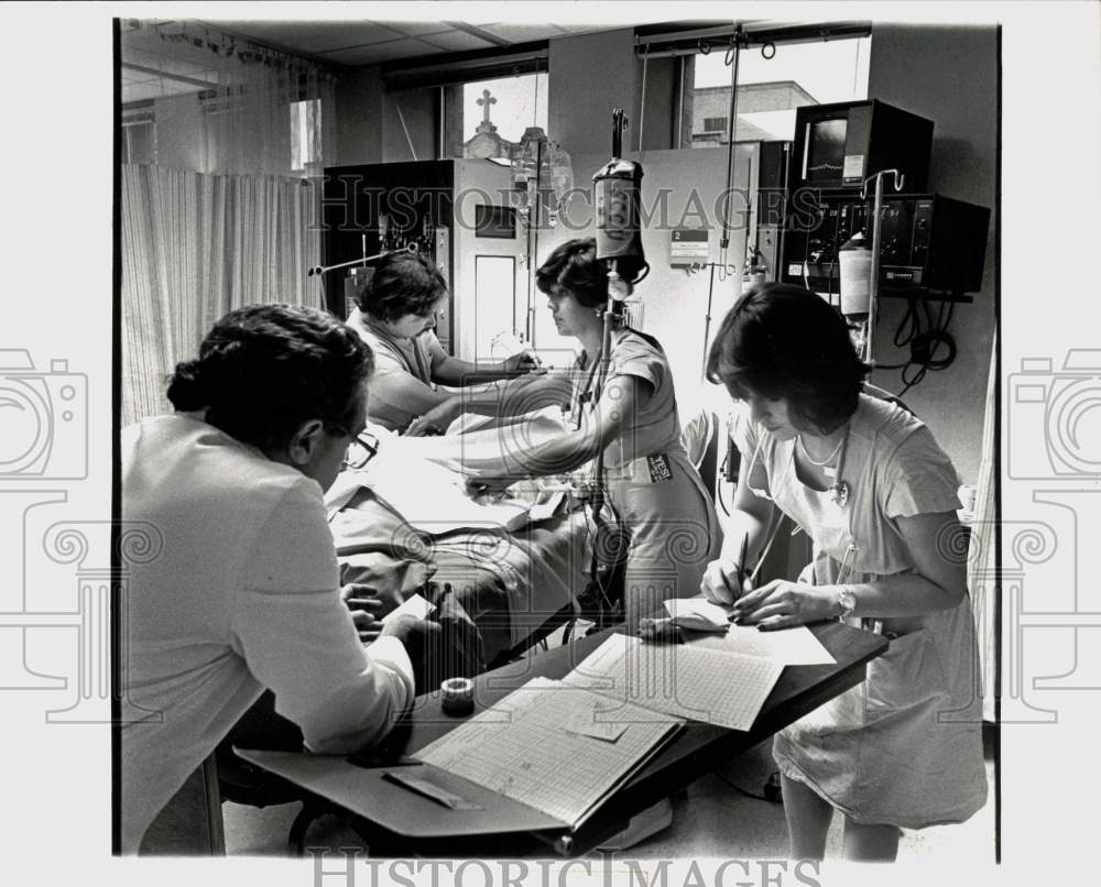 1981 Press Photo Medical Team Cares for Patient at Santa Rosa Medical Center