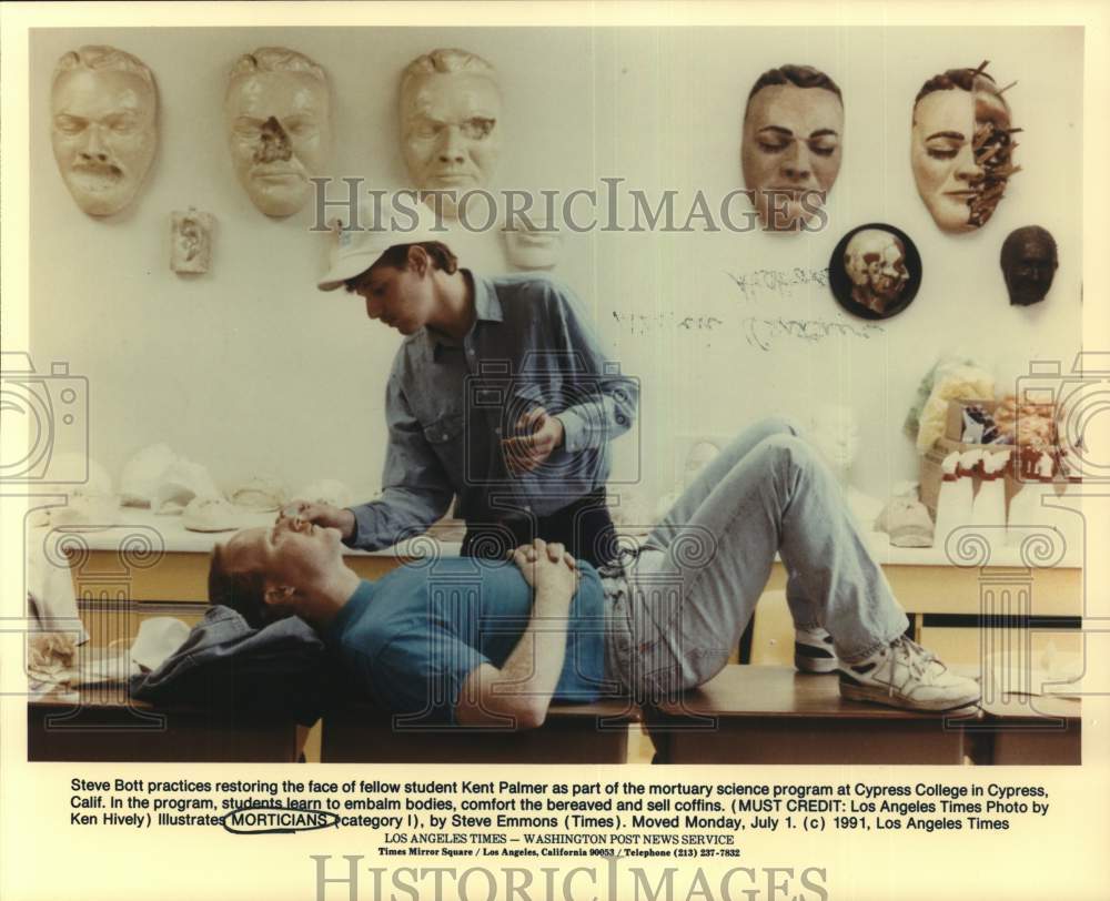 1991 Press Photo Mortuary Science Students at Cypress College, California