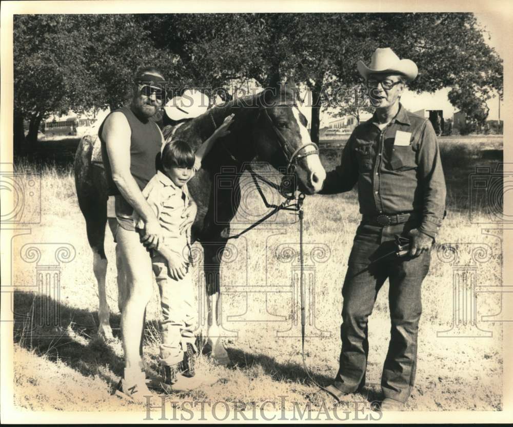 Press Photo Willie Nelson with Young Boy & Man Holding Reins of Horse- Historic Images