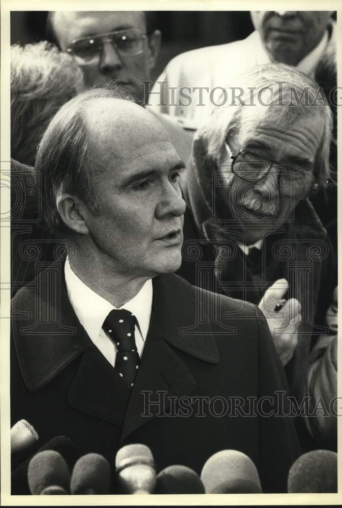 1983 Press Photo Brent Scowcroft Meets with Reporters Outside White House- Historic Images