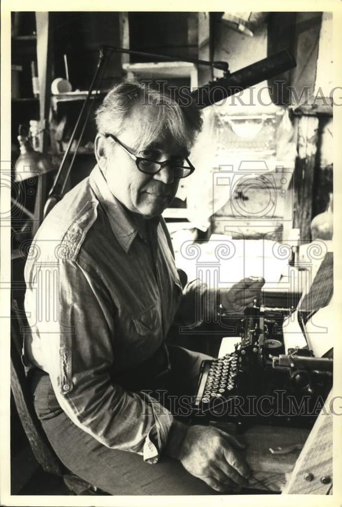 1981 Press Photo Andy Rooney Sits at Old Typewriter in Rensselaer Ville New York- Historic Images