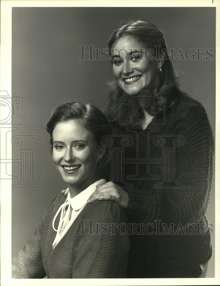 1981 Press Photo Eve Plumb & Maureen McCormick in "The Brady Brides" TV Series