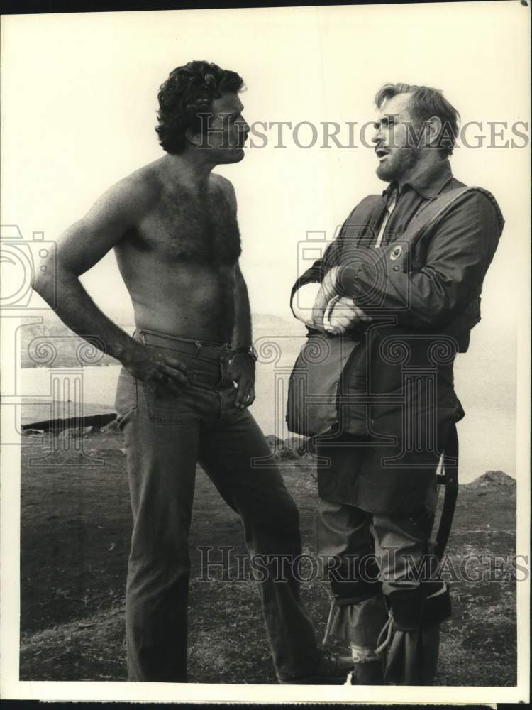 1981 Press Photo Tom Selleck &amp; Darren McGavin in &quot;Magnum, P.I.&quot; - sap75475- Historic Images