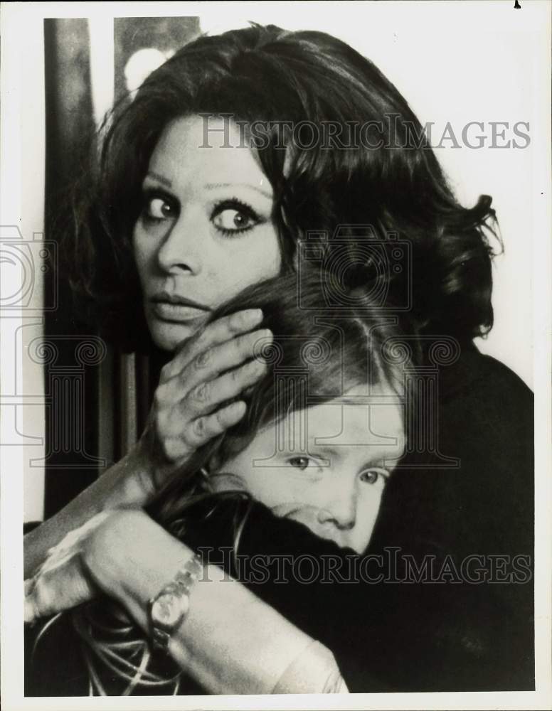 1981 Press Photo Sophia Loren &amp; Fausta Avelli in &quot;The Cassandra Crossing&quot;- Historic Images