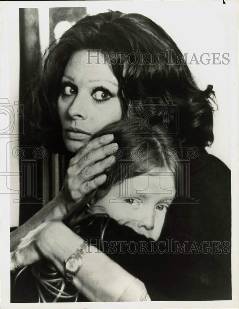 1981 Press Photo Sophia Loren & Fausta Avelli in "The Cassandra Crossing"- Historic Images