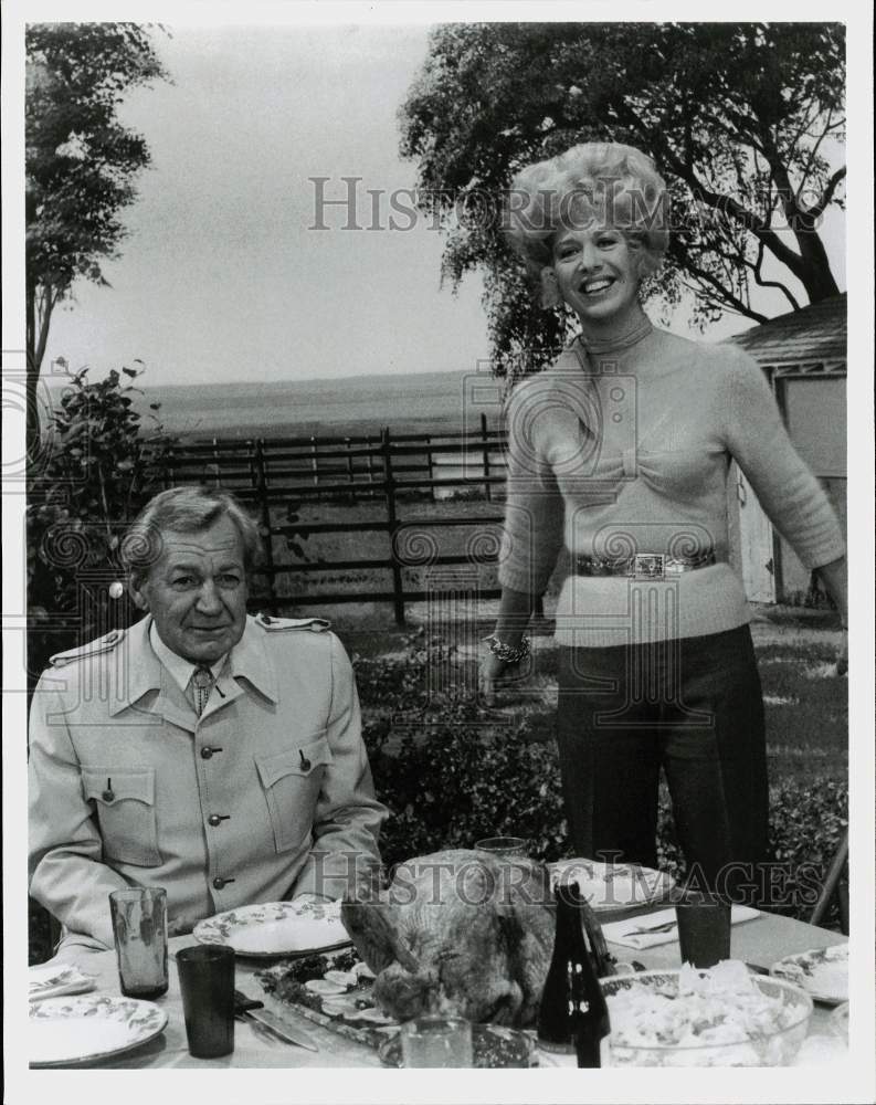 Press Photo Actors Forrest Tucker & Polly Holliday eating dinner in a field.- Historic Images