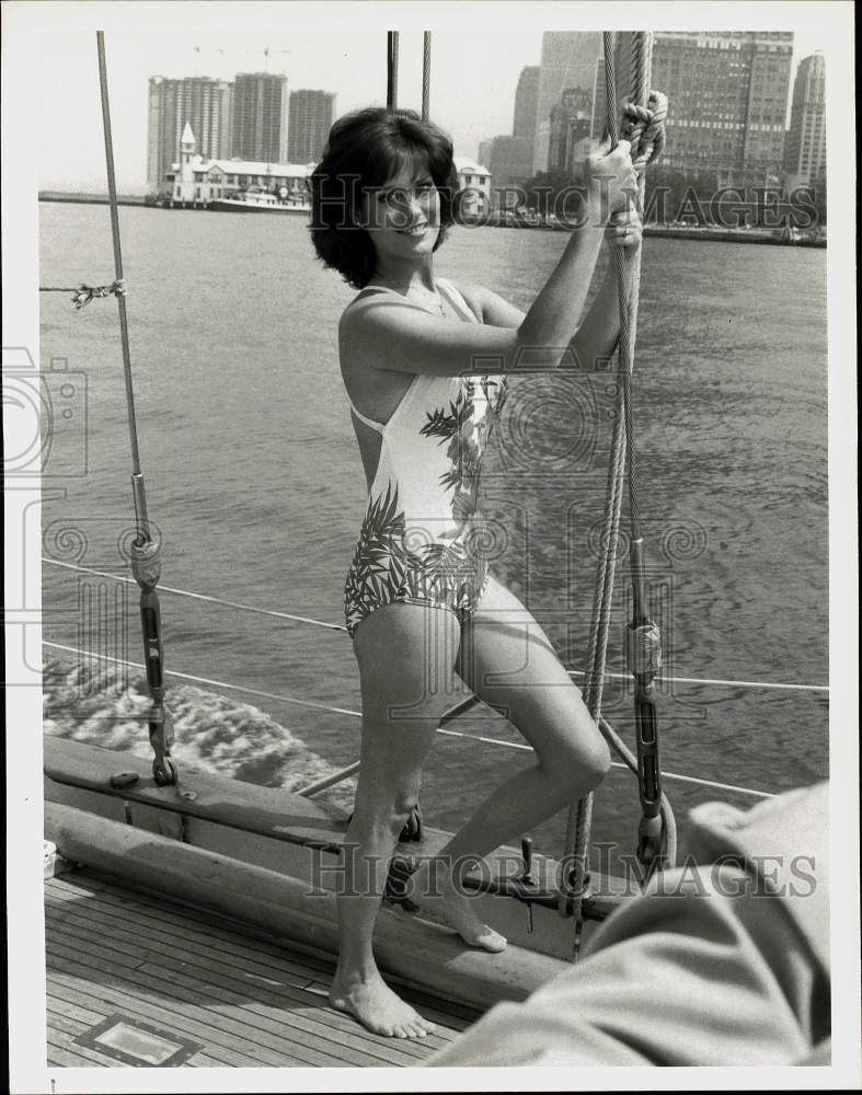 1981 Press Photo Actress Pam Long on sailing yacht in New York Harbor.- Historic Images