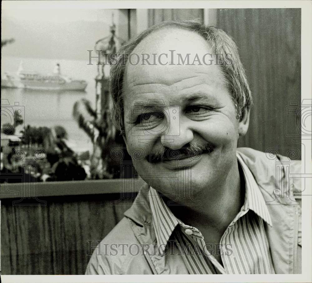 1981 Press Photo Producer Douglas S. Cramer on Los Angeles TV Studio Set- Historic Images