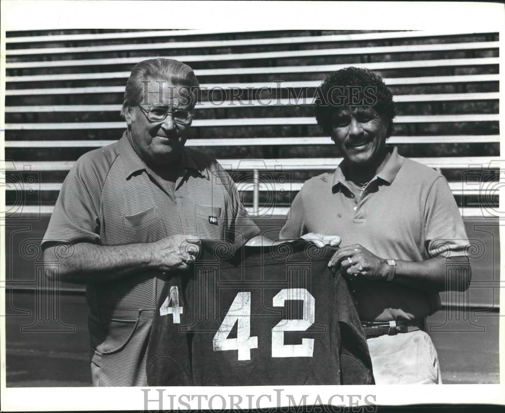 1987 Press Photo Weldon Forren and Vic Castillo hold jersey of Warren McVey- Historic Images